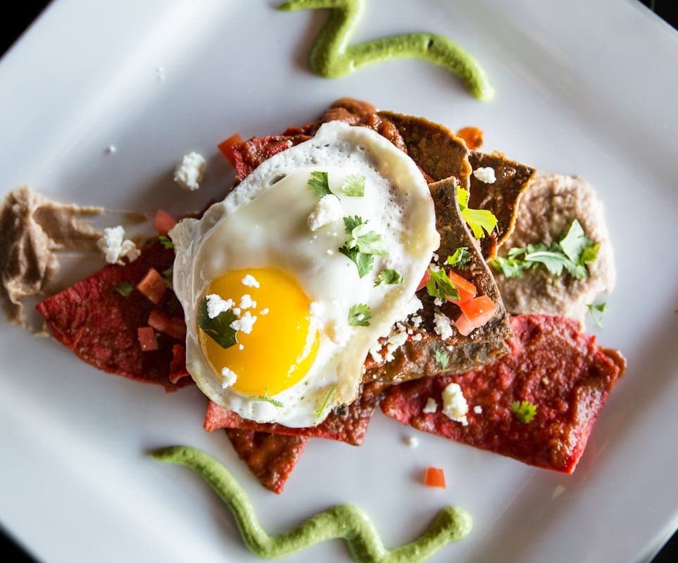 Chilaquiles veganos con tofu revuelto casero mexicano
